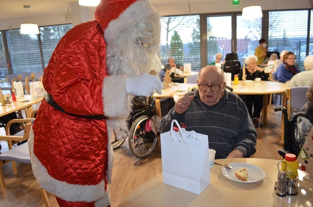 Distribution des cadeaux de nol