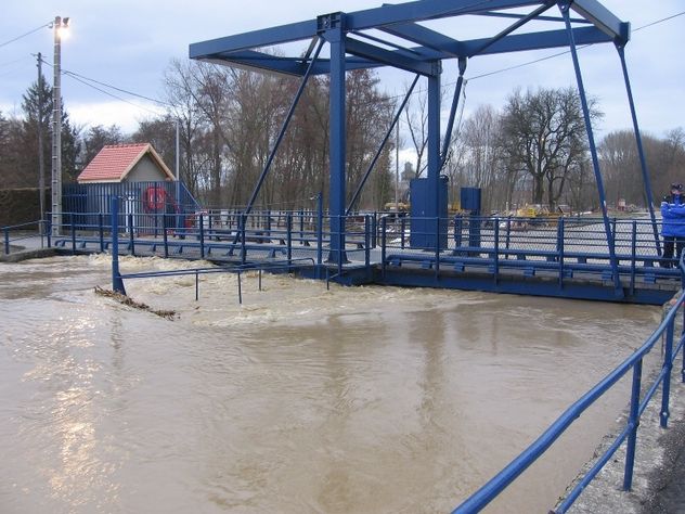 Le canal du Rhne au Rhin en crue